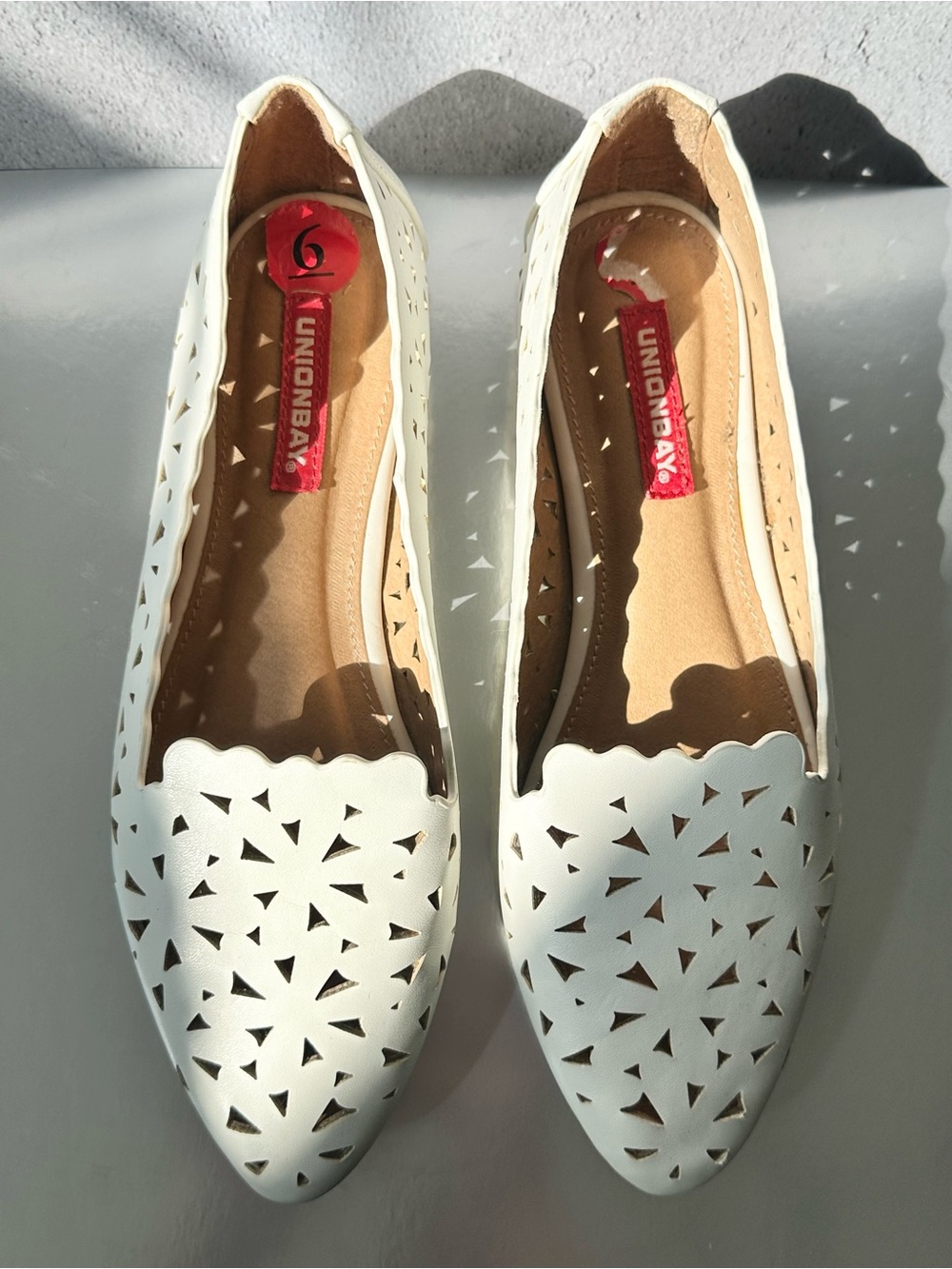 UNIONBAY White Laser-Cut Pointed Toe Slip-On Flats Size 6 EUC